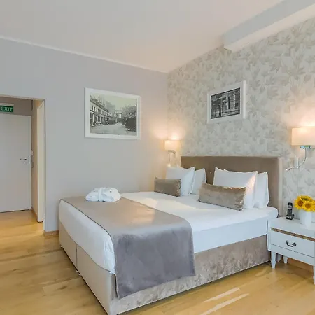 New Era Hotel Old Town - Parking With Fee Nearby - Not At The Hotel ! Bucharest