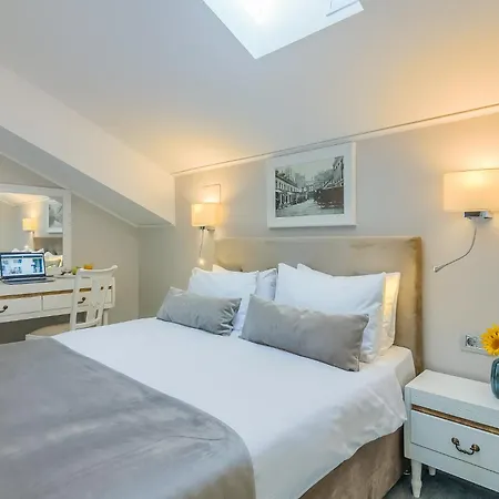 New Era Hotel Old Town - Parking With Fee Nearby - Not At The Hotel ! 4*