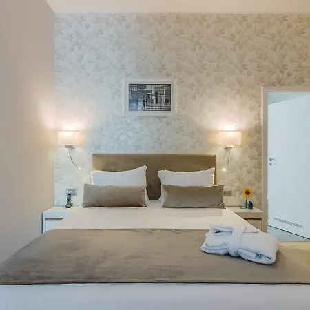 Otel New Era Old Town Party Zone Bucharest- Parking With Fee Nearby - Not At The !