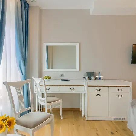 New Era Hotel Old Town - Parking With Fee Nearby - Not At The Hotel ! Hotel 4*