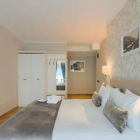 New Era Hotel Old Town - Parking With Fee Nearby - Not At The Hotel ! 4* Bucharest