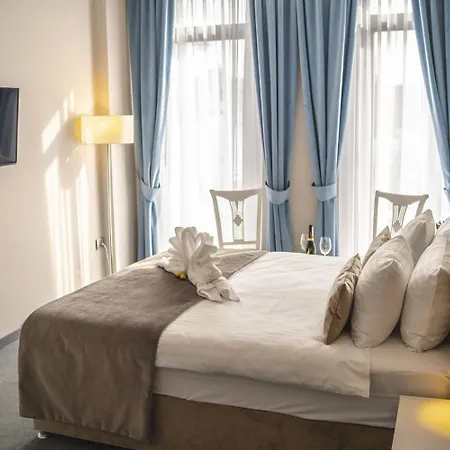 New Era Hotel Old Town - Parking With Fee Nearby - Not At The Hotel ! Hotel Bucharest