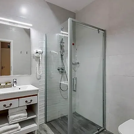 New Era Hotel Old Town - Parking With Fee Nearby - Not At The Hotel ! 4*