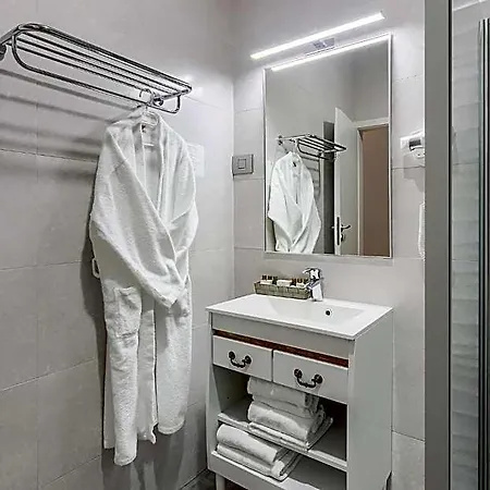 New Era Hotel Old Town - Parking With Fee Nearby - Not At The Hotel ! 4* Bucharest