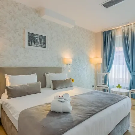New Era Old Town Party Zone Bucharest- Parking With Fee Nearby - Not At The ! Otel 4*