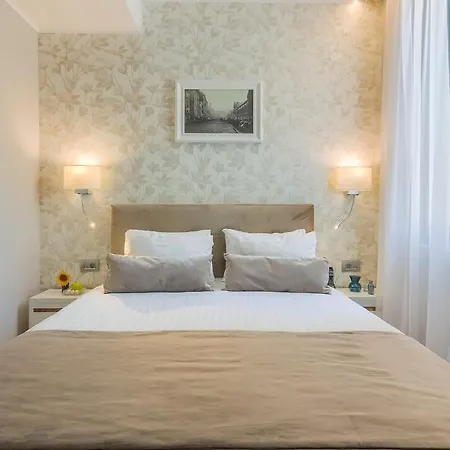 New Era Old Town Party Zone Bucharest- Parking With Fee Nearby - Not At The !