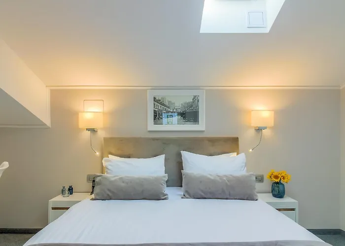 New Era Old Town Party Zone Bucharest- Parking With Fee Nearby - Not At The !