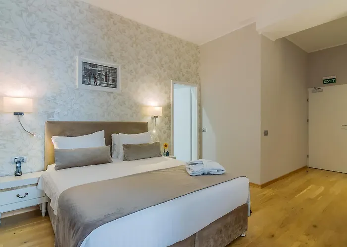 New Era Old Town Party Zone Bucharest- Parking With Fee Nearby - Not At The !