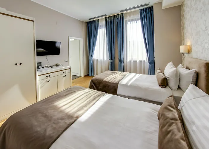 New Era Old Town Party Zone Bucharest- Parking With Fee Nearby - Not At The ! 4*