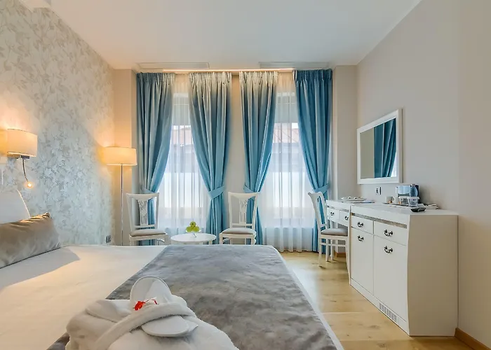 호텔 New Era Old Town Party Zone Bucharest- Parking With Fee Nearby - Not At The ! 4*