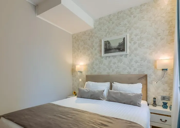 Hotel New Era Old Town Party Zone Bucharest- Parking With Fee Nearby - Not At The ! Bucureşti