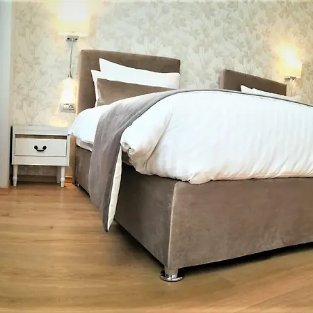 New Era Old Town Party Zone Bucharest- Parking With Fee Nearby - Not At The !