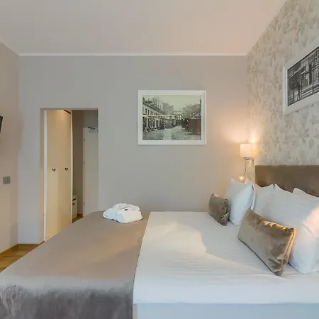 Hotel New Era Old Town Party Zone Bucharest- Parking With Fee Nearby - Not At The ! Bucarest