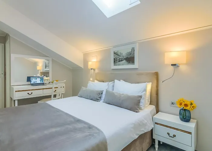 New Era Old Town Party Zone Bucharest- Parking With Fee Nearby - Not At The ! 4*