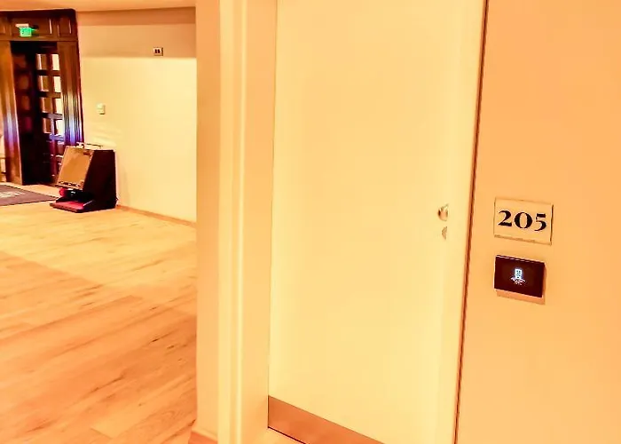 New Era Old Town Party Zone Bucharest- Parking With Fee Nearby - Not At The ! 4*