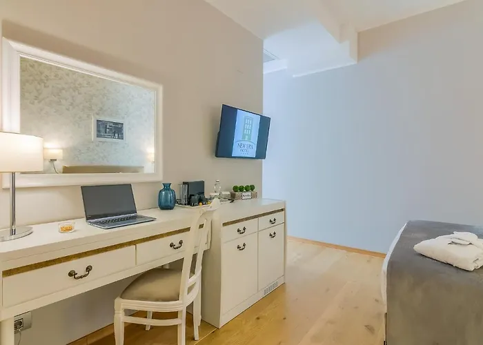 New Era Old Town Party Zone Bucharest- Parking With Fee Nearby - Not At The ! Hotel 4*